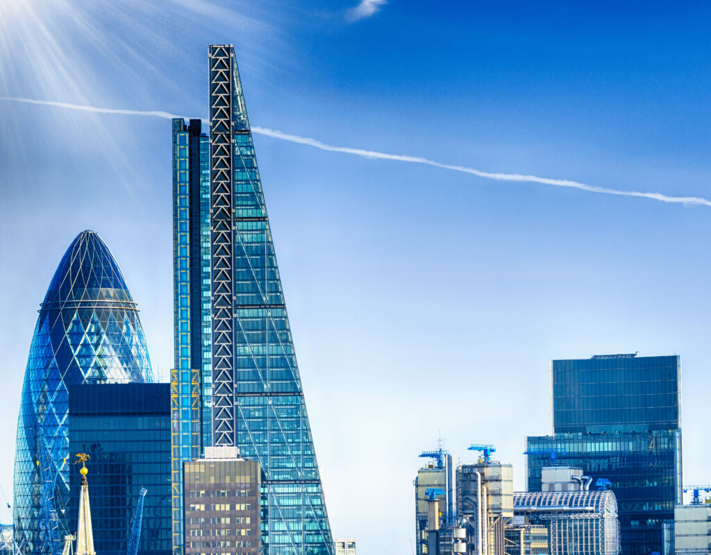 Hohe und vielfältige Wolkenkratzer mit leuchtender Sonne am Himmel.